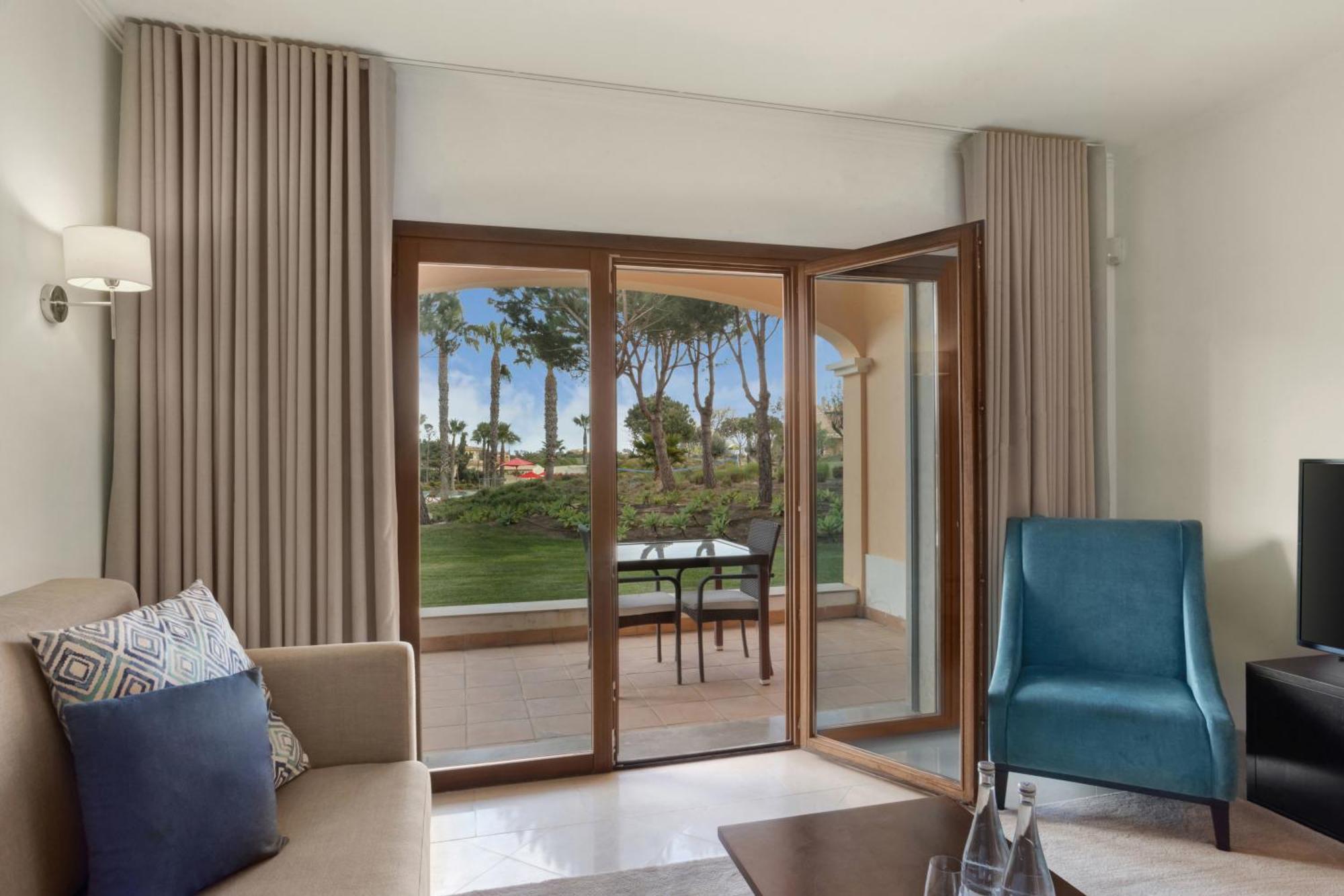 Cascade Wellness Resort Lagos Buitenkant foto A living room at the Ritz-Carlton, Laguna Niguel